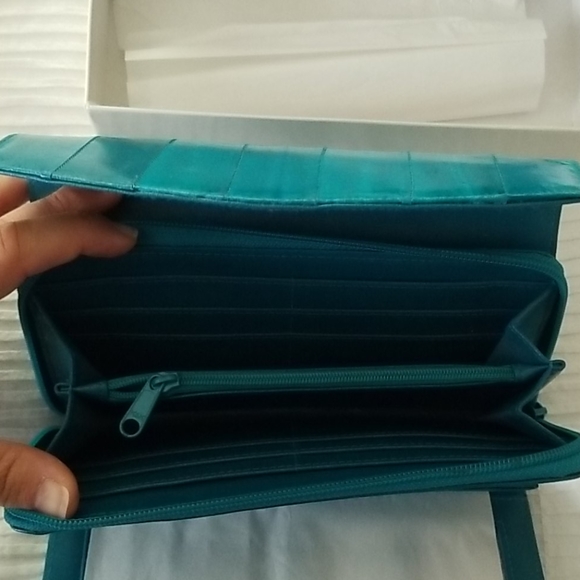 Lee Sands expandable clutch wallet - Picture 3 of 4